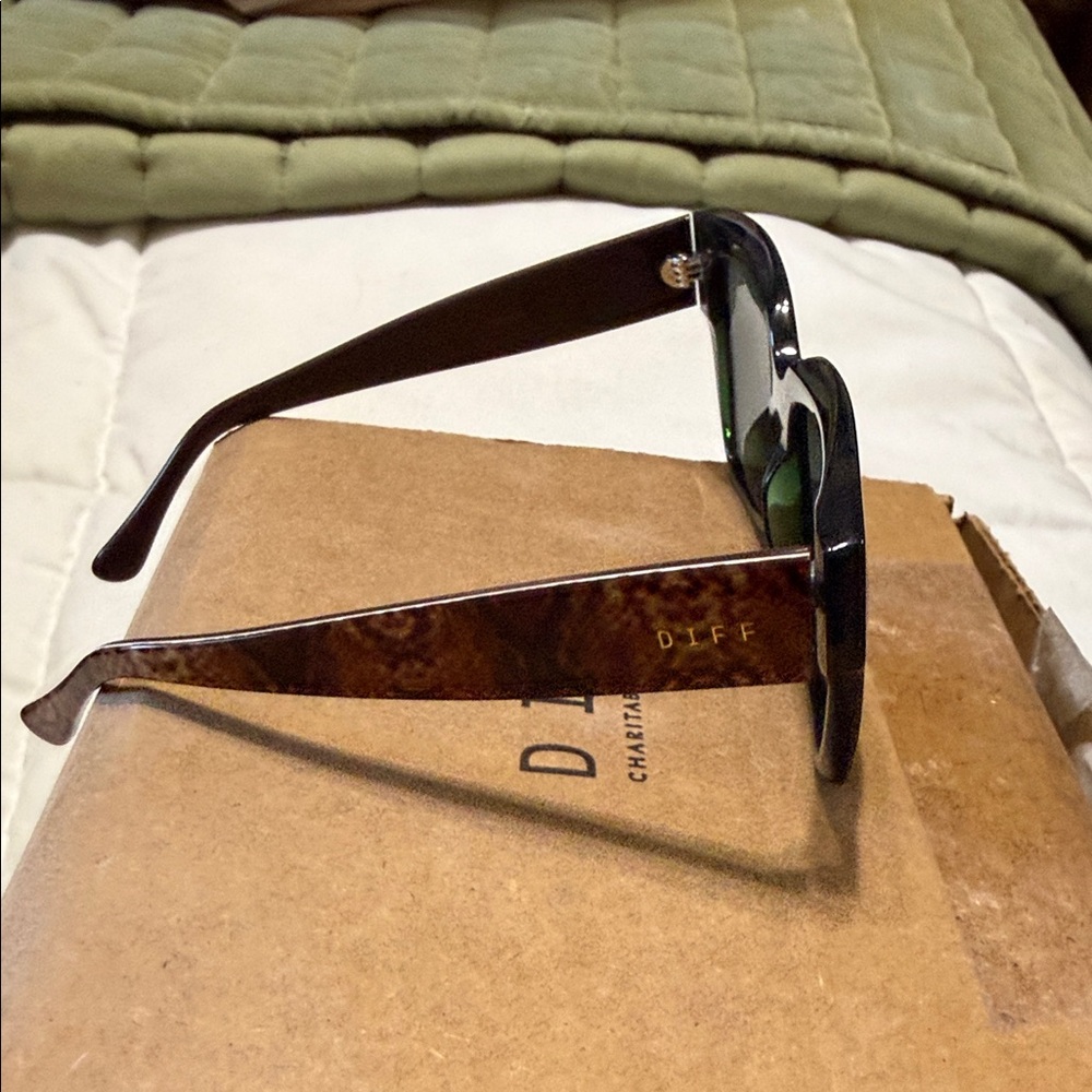 Diff Eyewear Dark Green Sunglasses View 3